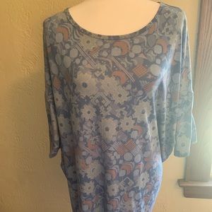 EUC LulaRoe T-shirt. Shirt is perfect with jeans or leggings.